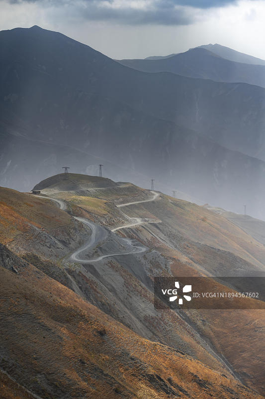 亚洲吉尔吉斯斯坦纳伦州卡扎尔曼至贾拉拉巴德山区公路图片素材
