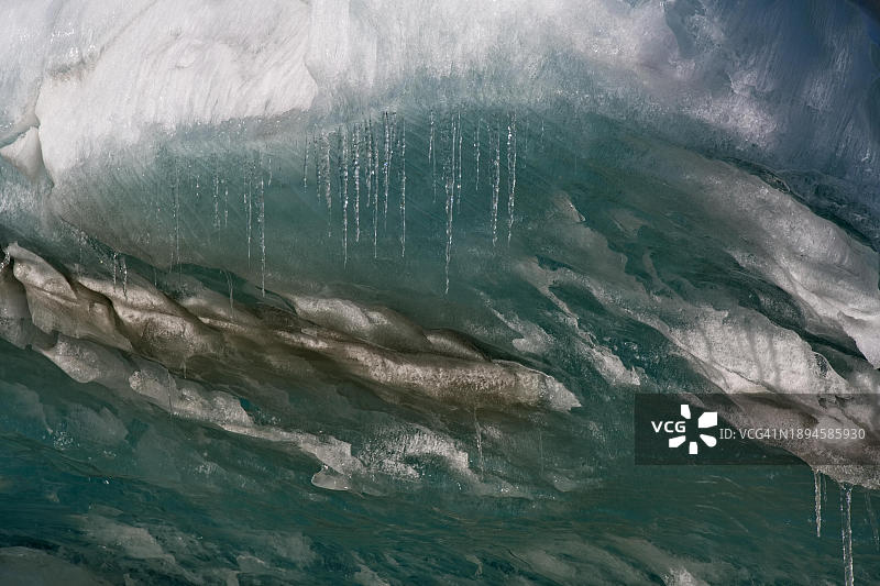 格陵兰岛康克鲁斯瓦格东北部冰原边缘的开放冰穴中的冰柱图片素材