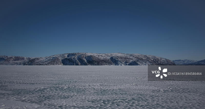 格陵兰坎格尔路斯苏克峡湾岸边的山丘图片素材