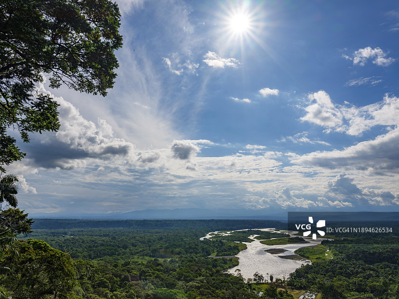 从厄瓜多尔帕斯塔萨省Indichuris观景点看帕斯塔萨河和亚马逊雨林景色图片素材