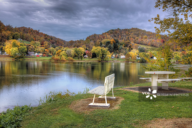 俄亥俄河上的白色长椅图片素材