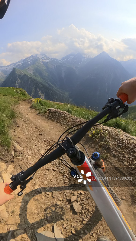 阳光明媚的山脉陡峭小径自行车骑行图片素材