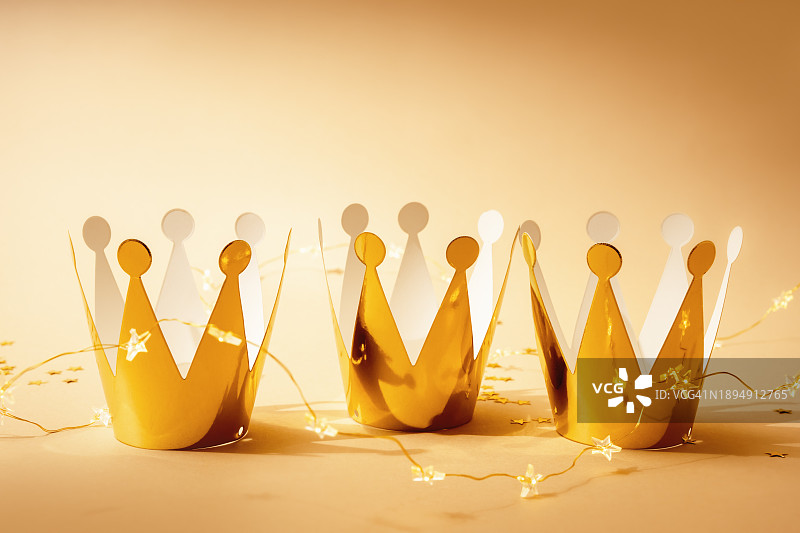 三位国王或智者与主显节概念与三个金色皇冠图片素材