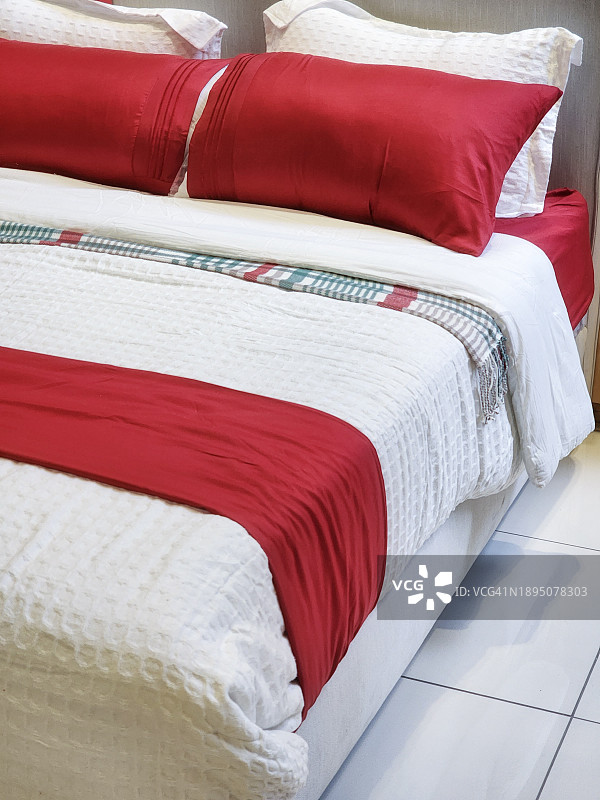 整洁的红白床铺特写图片素材