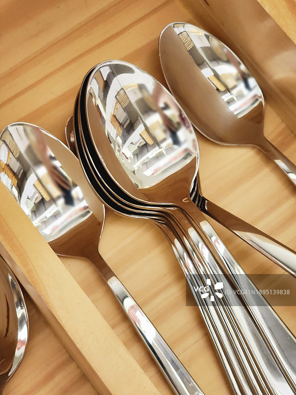 有干净金属银勺的组织化抽屉图片素材