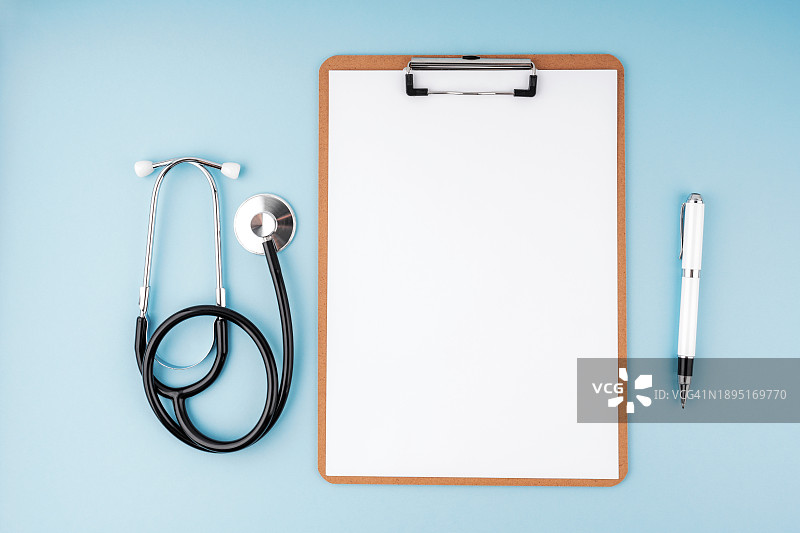 蓝色背景上的听诊器和剪贴板图片素材