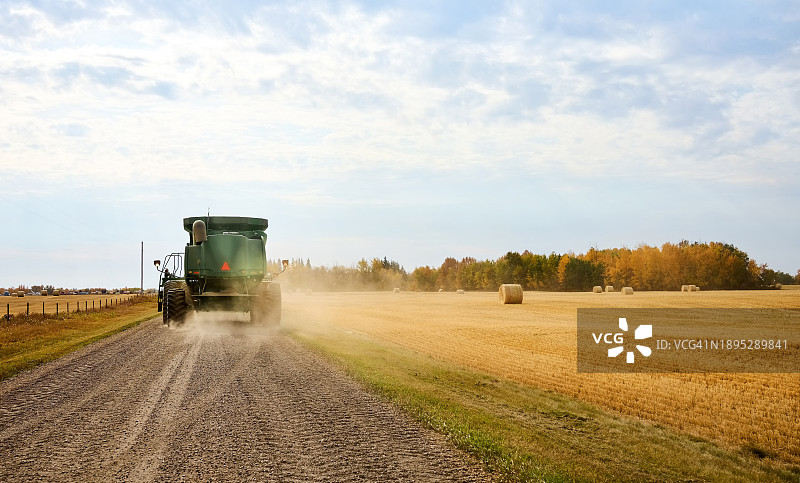 联合收割机在农场土路上行驶图片素材