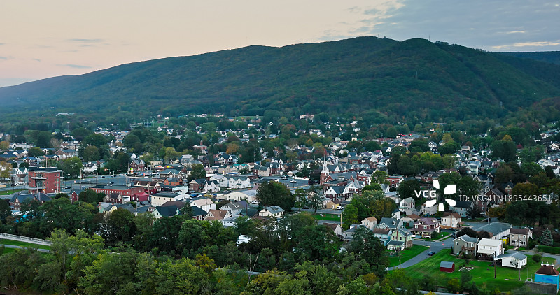 宾夕法尼亚州威廉姆斯波特日落时分的森林山航拍图片素材