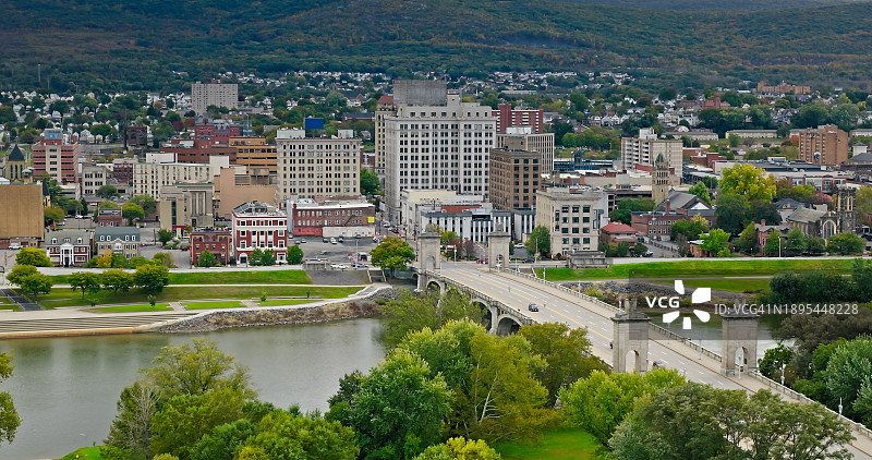 阴天航拍宾夕法尼亚州威尔克斯-巴里图片素材