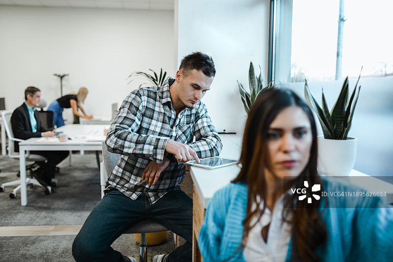 专注的男性网页设计师在数位板上编码图片素材