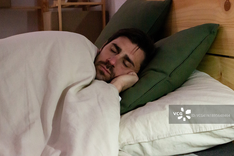 清晨在床上睡觉的男人图片素材