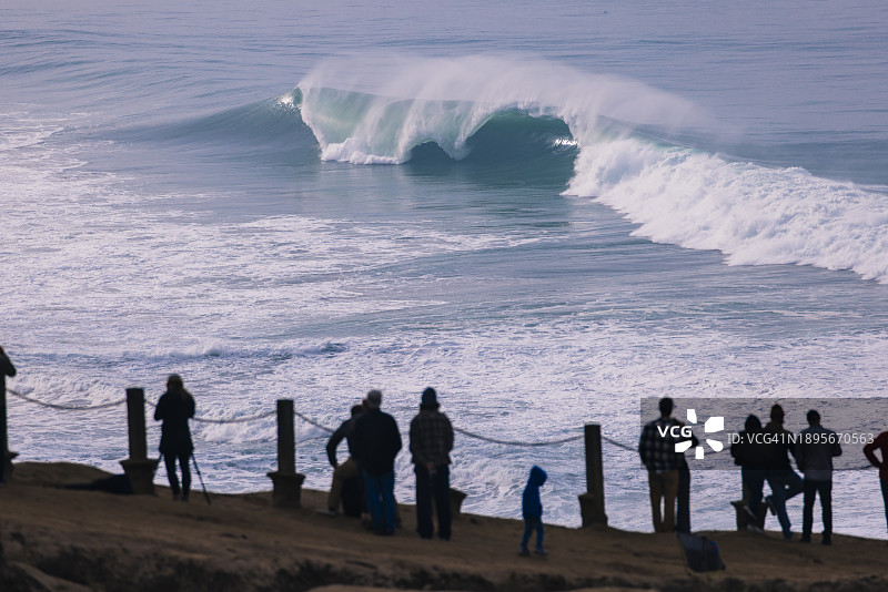 观众观看巨浪图片素材