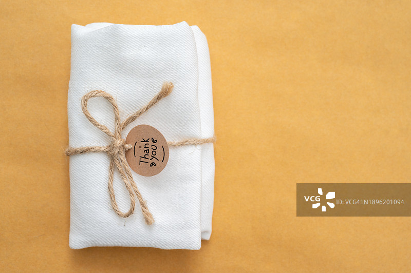 棕色纸上系着的礼品手提袋图片素材