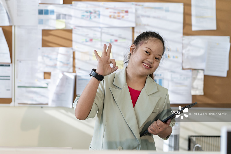 办公室里的有特殊需求的年轻女人图片素材