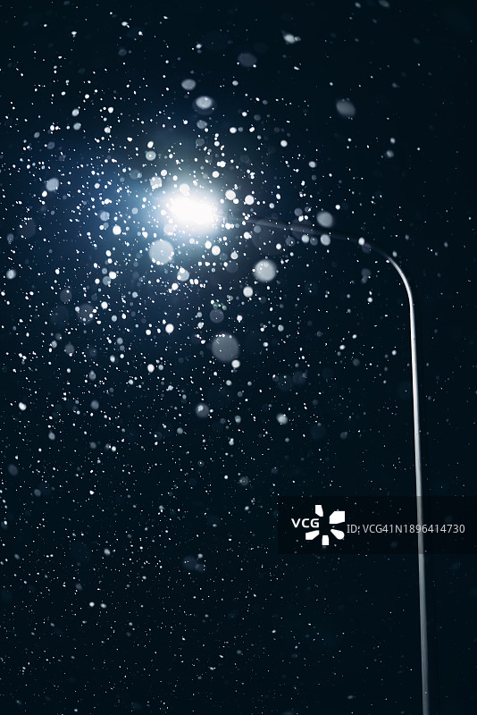 夜晚路灯下的飘落雪花图片素材
