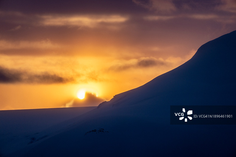 南极洲，热尔拉什海峡，安vers岛海岸的日落图片素材