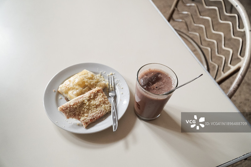 牛肉酥皮和巧克力冰饮俯视图图片素材