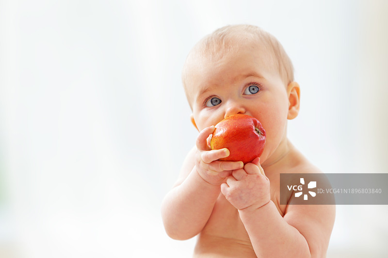 宝宝吃苹果图片素材
