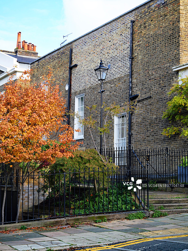 秋季老砖房街道花园人行道，英国伦敦图片素材