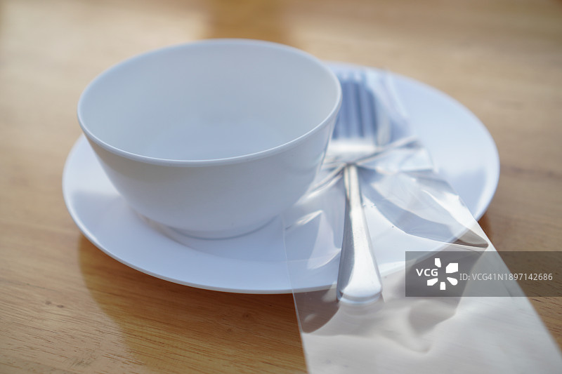 空的白色碗碟、勺子和叉子图片素材