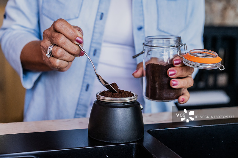 居家厨房里准备咖啡的女人特写图片素材