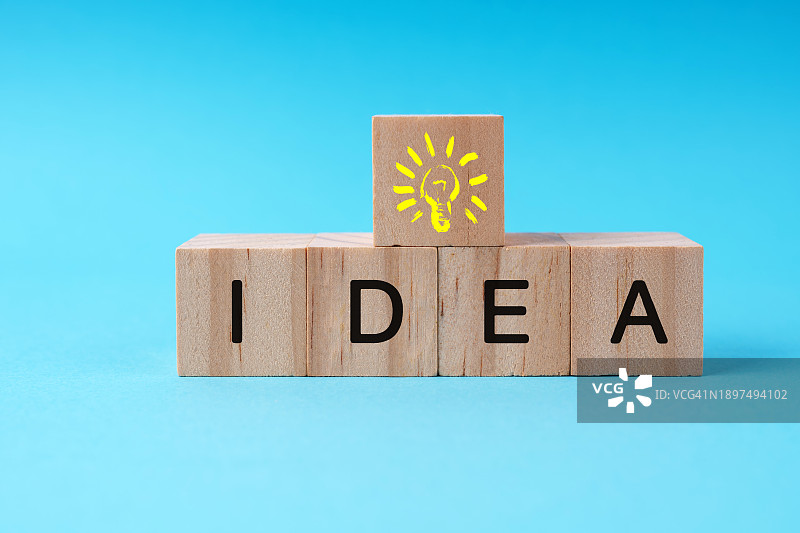 创意文本和木块上的黄色灯泡图片素材