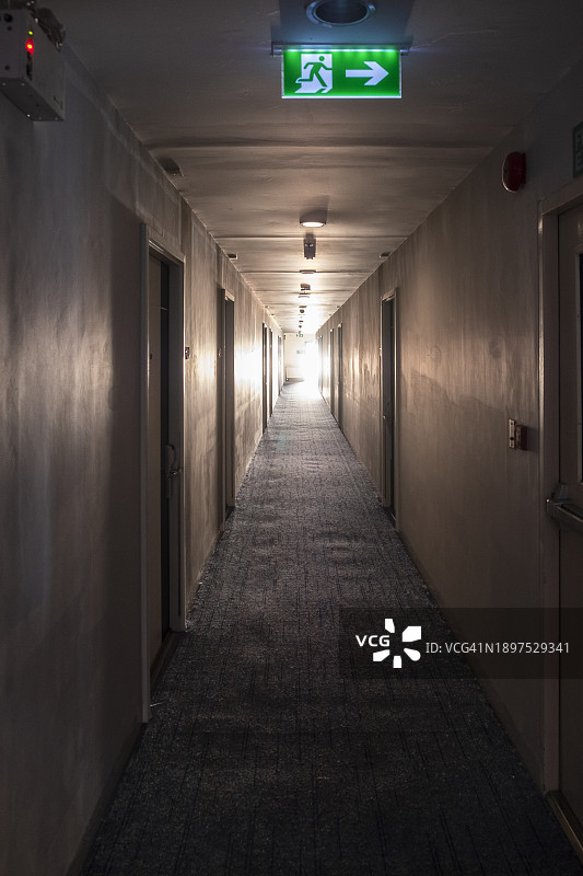 酒店走廊的光线图片素材
