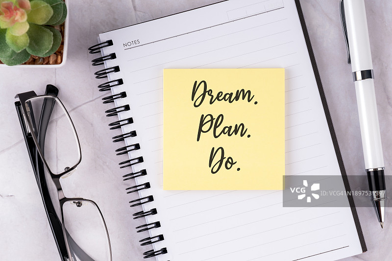 梦想、行动、计划：便利贴上的励志文字图片素材