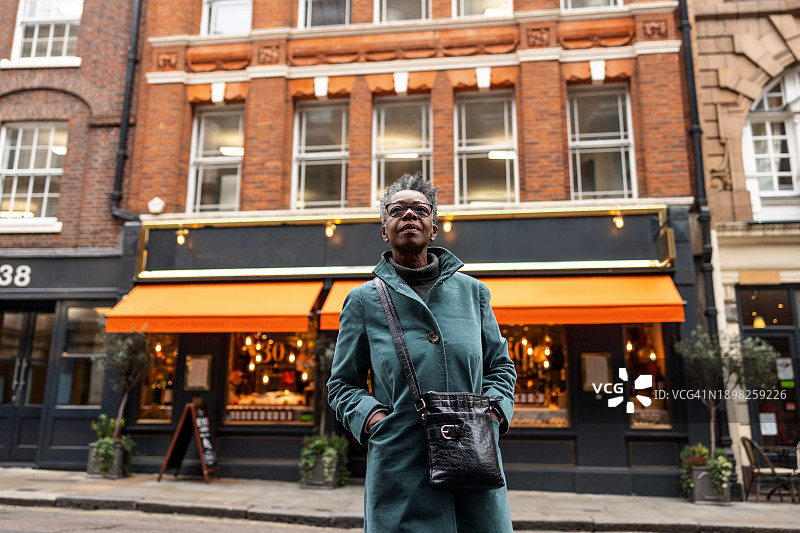 独自在伦敦街头观光的老年黑人女性图片素材