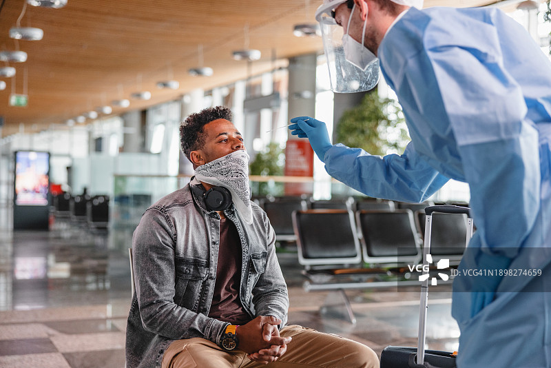 医务人员在机场航站楼进行新冠病毒PCR检测图片素材