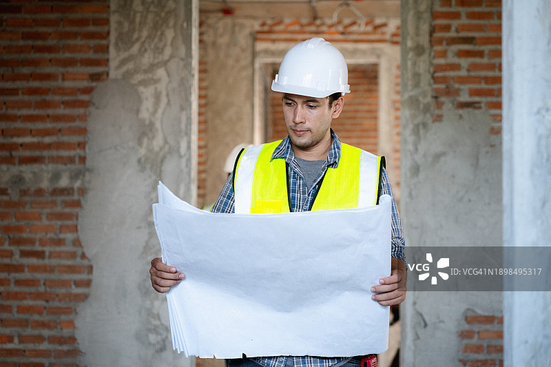 工程师检查建筑工地图片素材