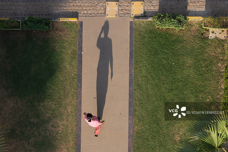 行走中的女人和影子图片素材