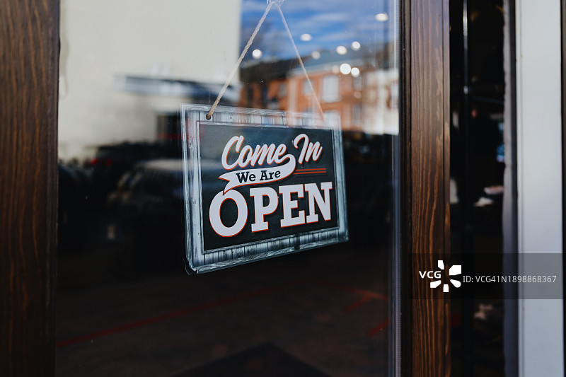 商店前门悬挂的营业中标志图片素材