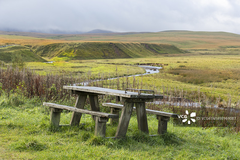 可欣赏厄斯克河景色的野餐桌图片素材
