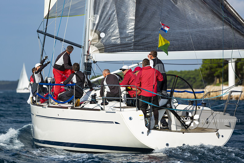帆船赛上帆船上的船员图片素材