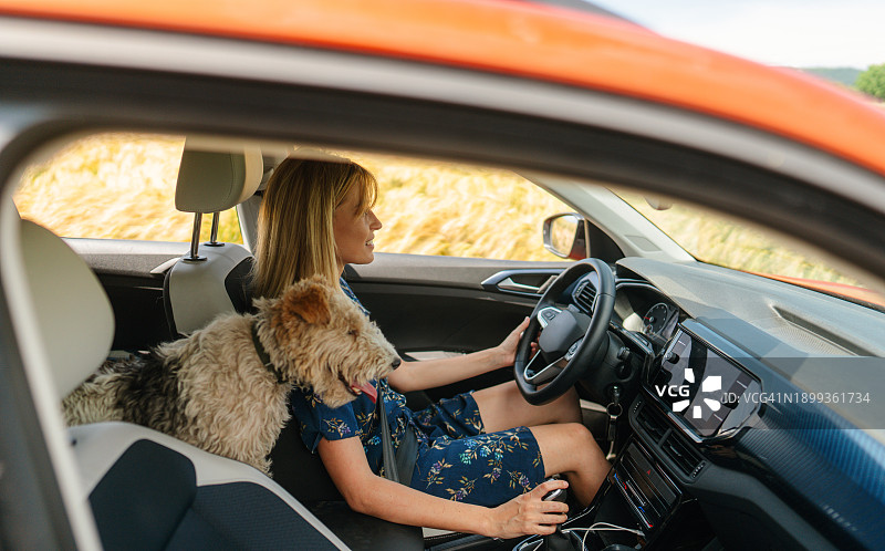 在路上，一路同行图片素材