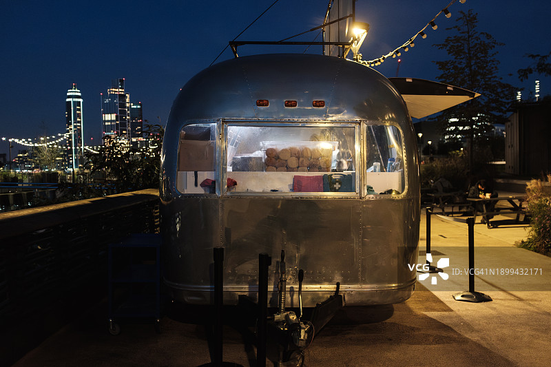 城市夜景中的复古拖车餐车图片素材