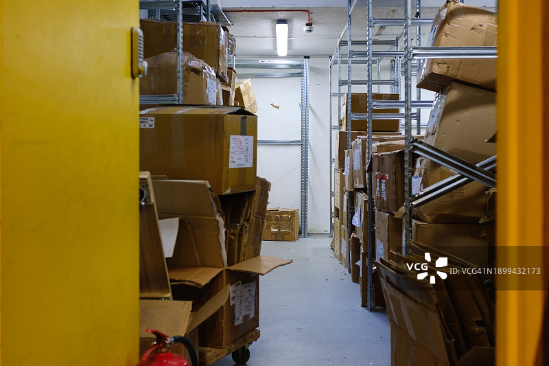 堆满箱子的仓库储藏室图片素材