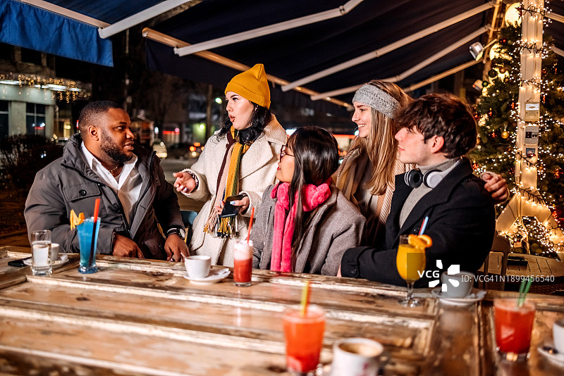 夜晚在咖啡馆酒吧外一起玩乐的人群图片素材