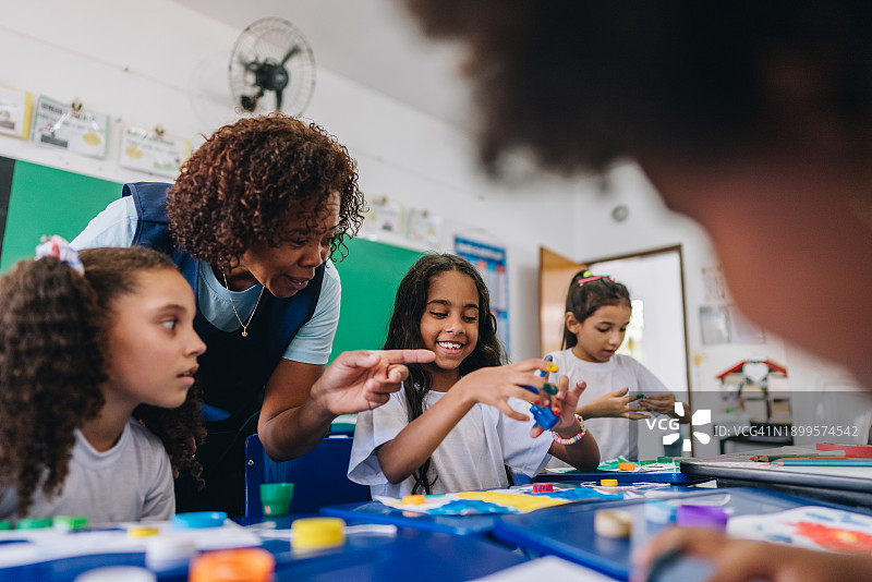 老师在学校的美术课上教学生图片素材