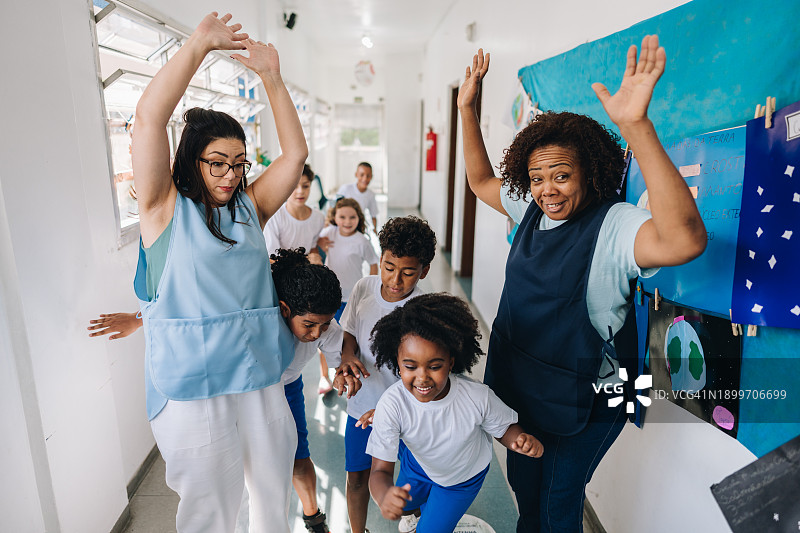 学生们在学校走廊的老师间奔跑图片素材