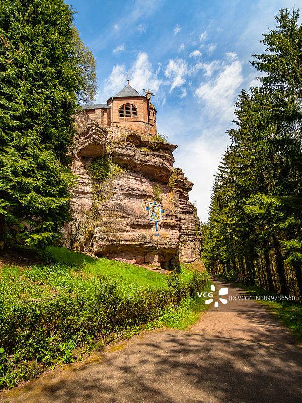 圣奥迪勒山中世纪修道院脚下的徒步小径，位于法国东部阿尔萨斯下莱茵省奥特罗特孚日山脉图片素材