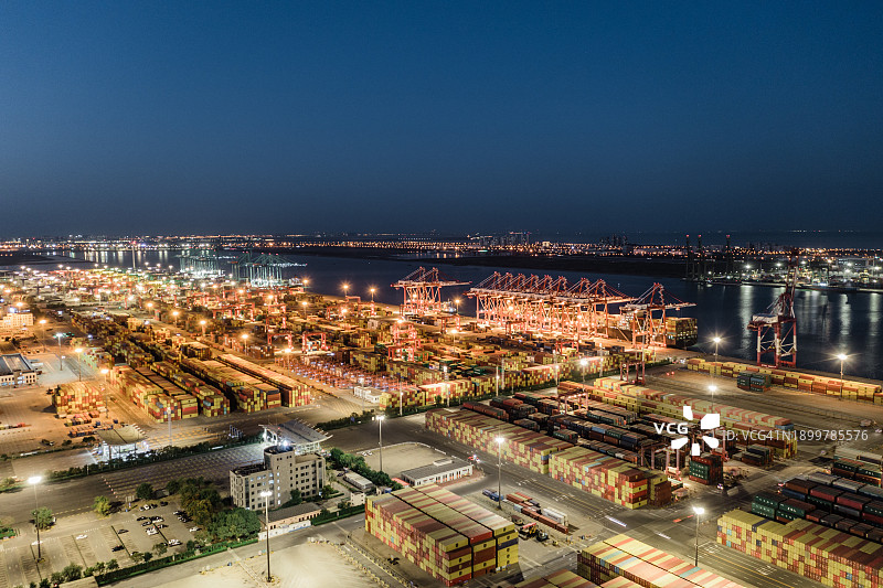夜晚集装箱船的工业港口鸟瞰图图片素材