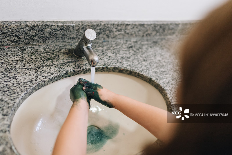 学生在学校洗手特写图片素材