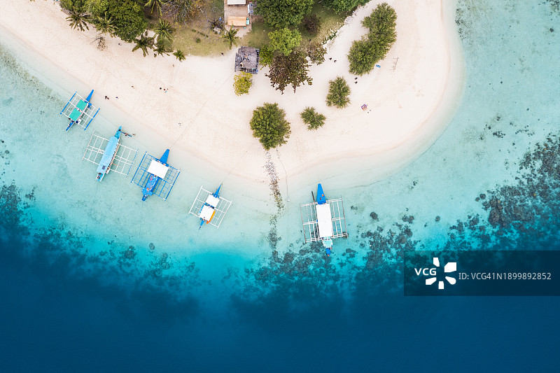 热带岛屿上停泊的邦卡船航拍图片素材