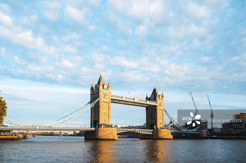 英国伦敦日出时分的塔桥图片素材