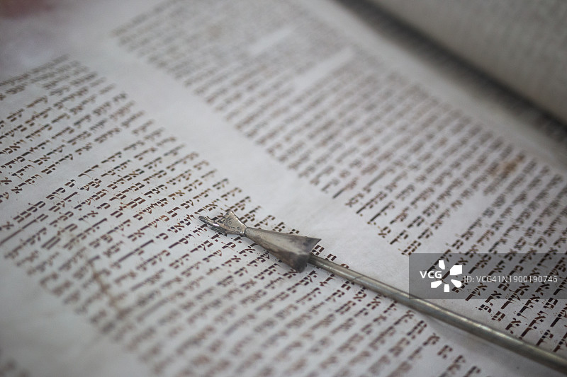 古老的《妥拉》经卷特写图片素材