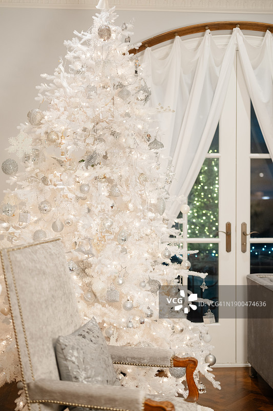 带有白色装饰品的白色圣诞树图片素材