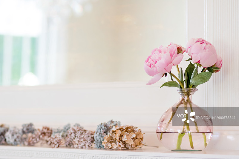 牡丹花束和干燥的绣球花图片素材