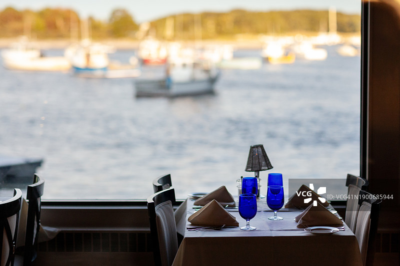 海边桌子上的蓝色玻璃杯图片素材